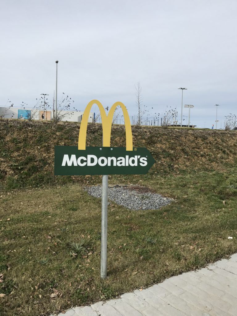 Réalisation de panneau signalétique pour McDonald's
